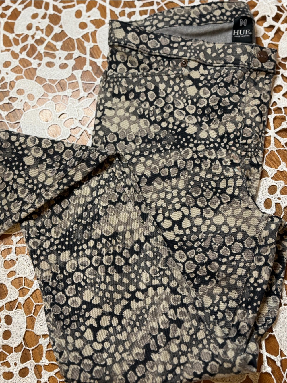 HUE Black and Cream Animal-Print Women’s Jeggings Size 6